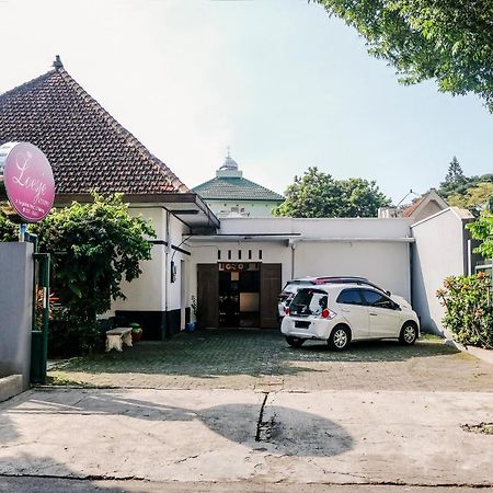 Super Oyo 353 Loesje Guest House Syariah Malang Exterior foto
