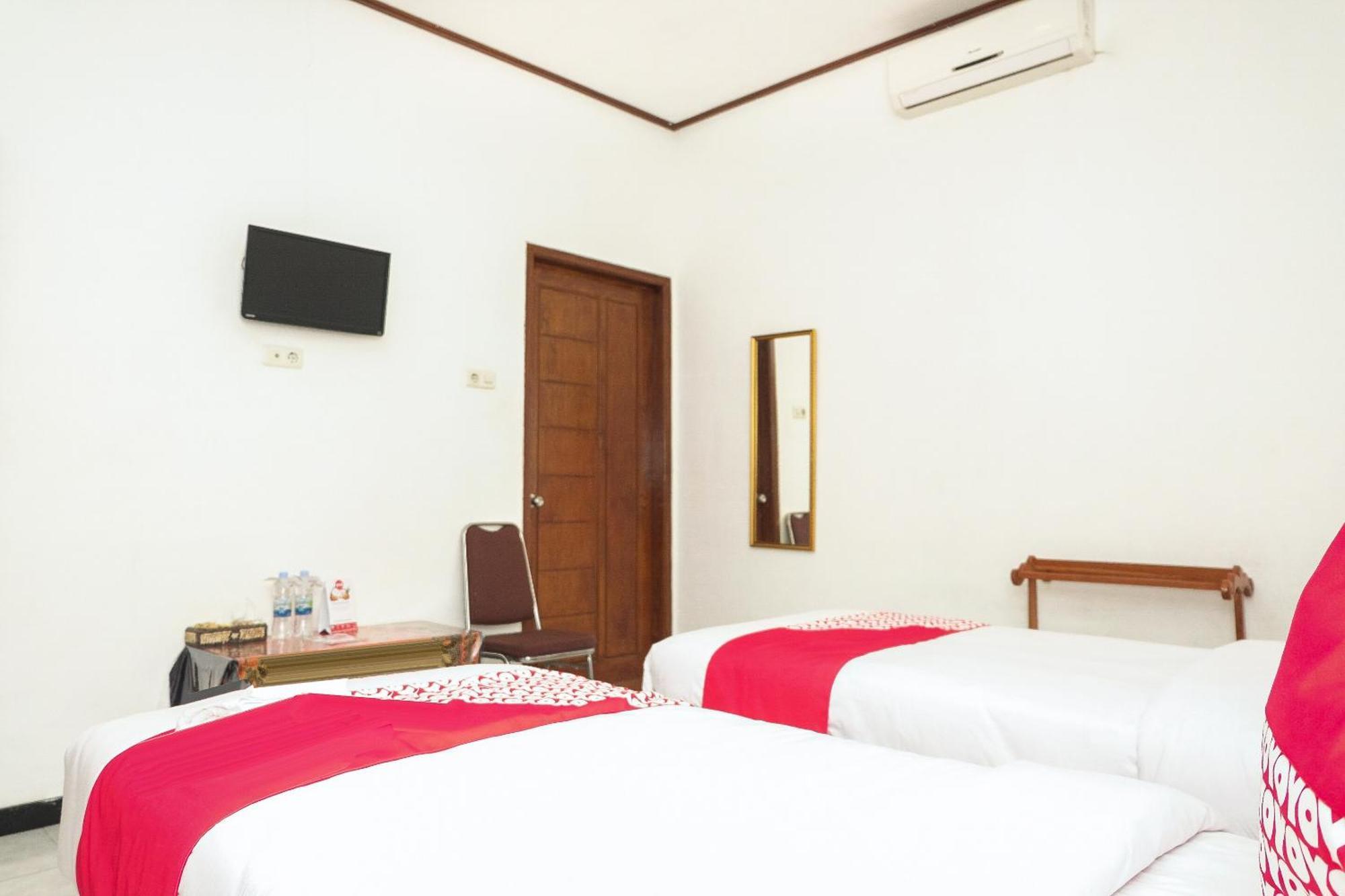Super Oyo 353 Loesje Guest House Syariah Malang Exterior foto